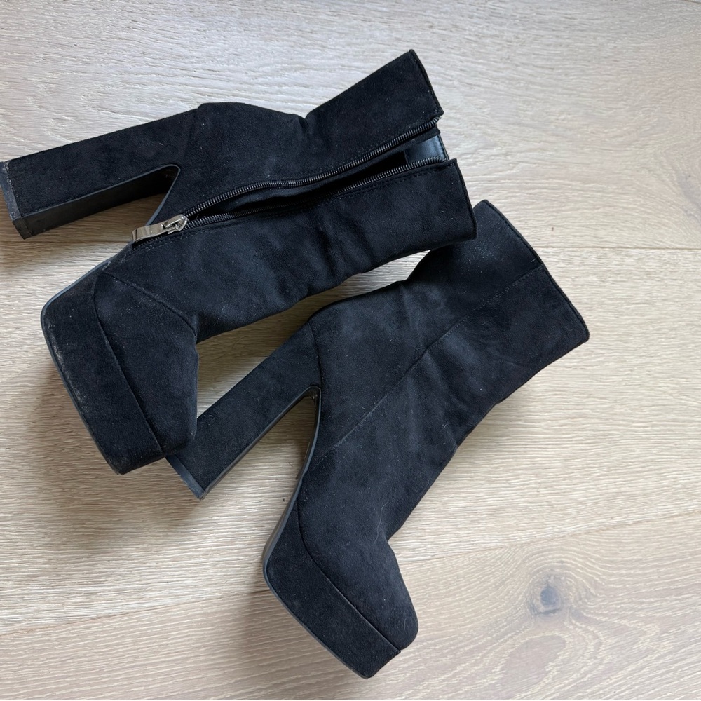 Size 4 platform bootie (damaged)